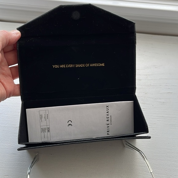 NWOT PRIVÉ REVAUX The Janet Oversized Metallic Silver Sunglasses and Hard Case - Picture 4 of 10